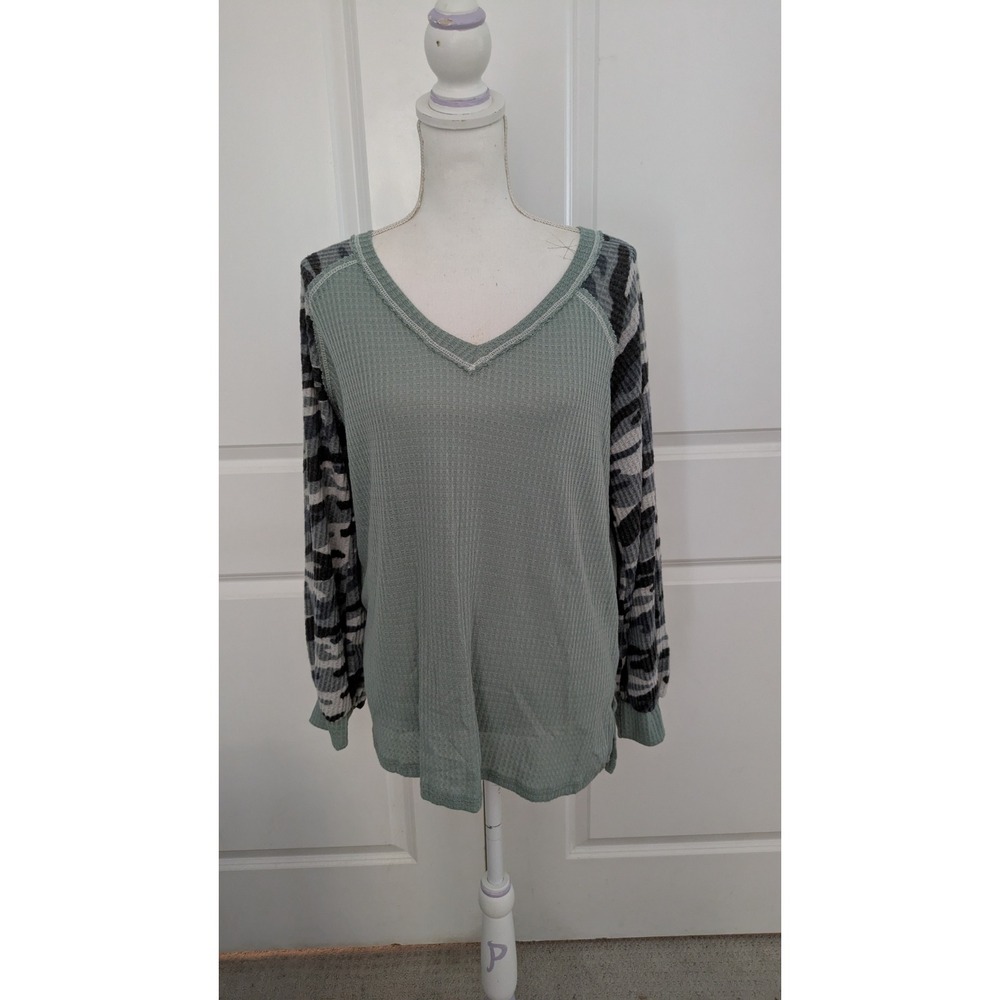White Birch Sage Green Waffle Knit Camo Raglan Sleeve V-Neck Top Small